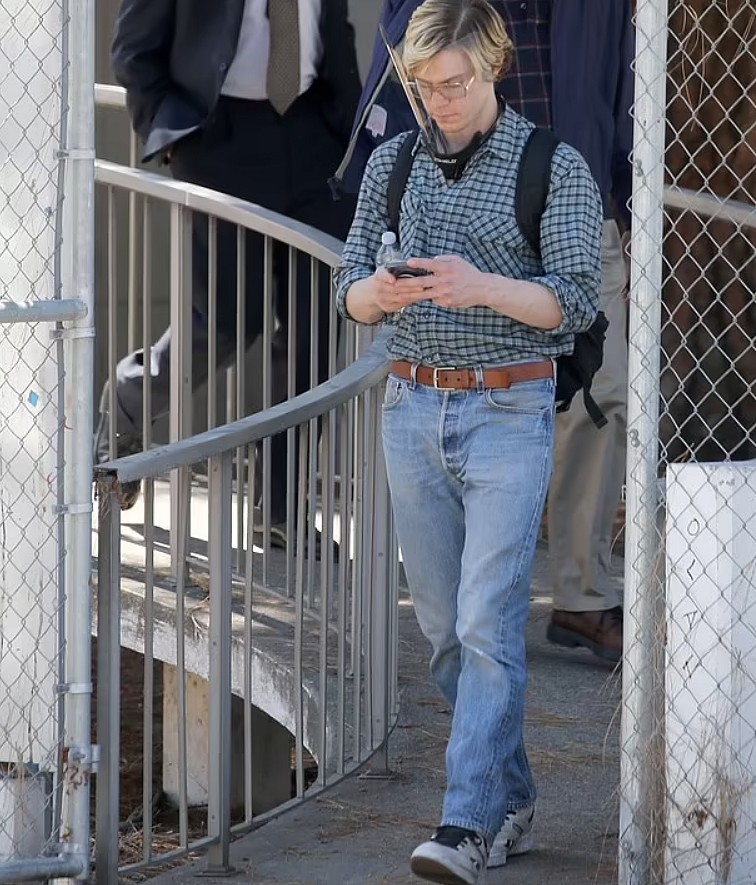 Evan Peters na planie Monster: The Jeffrey Dahmer Story